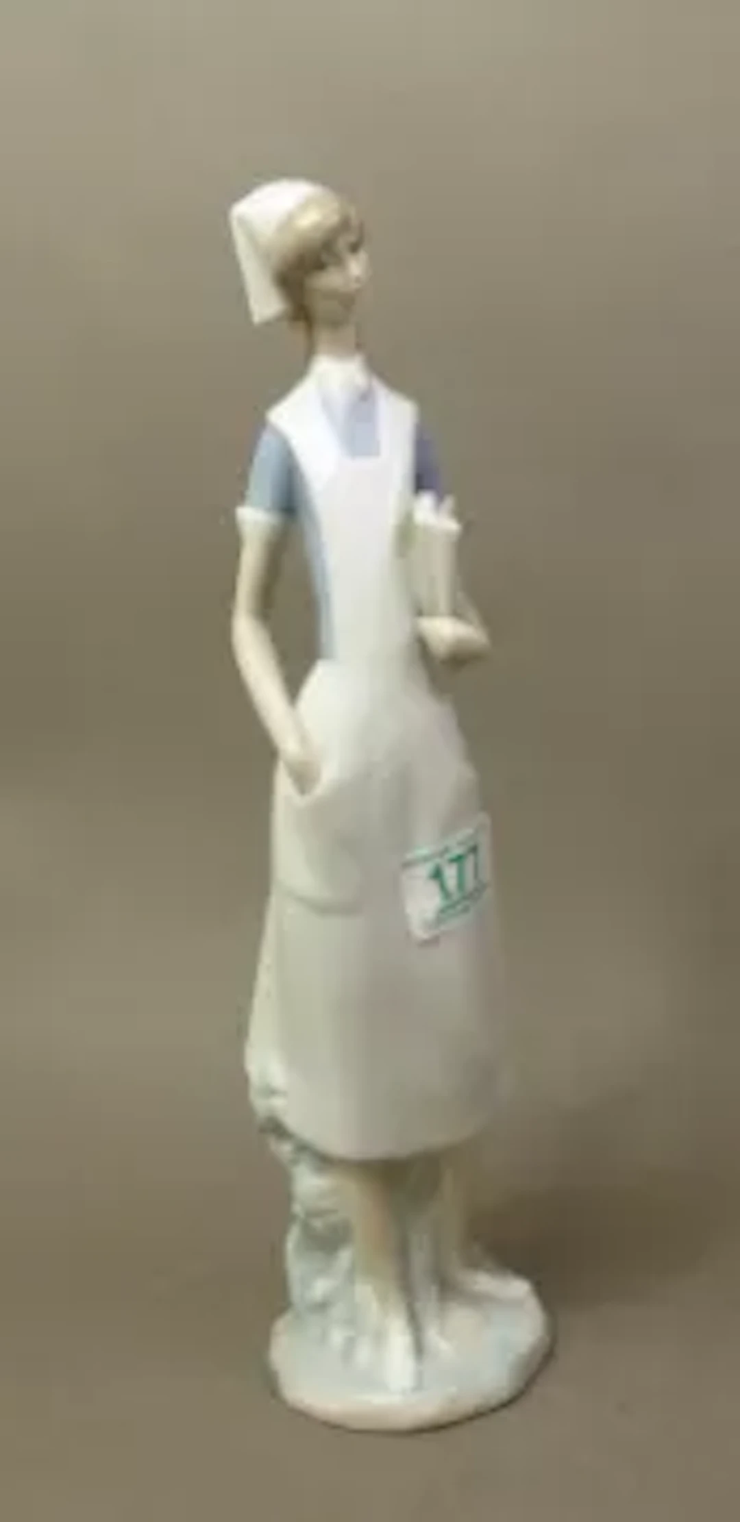 Lladro nurse figure model no 4603, height 36cm.