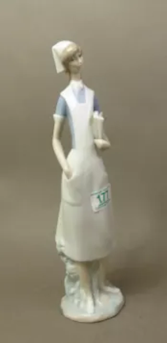 Lladro nurse figure model no 4603, height 36cm.