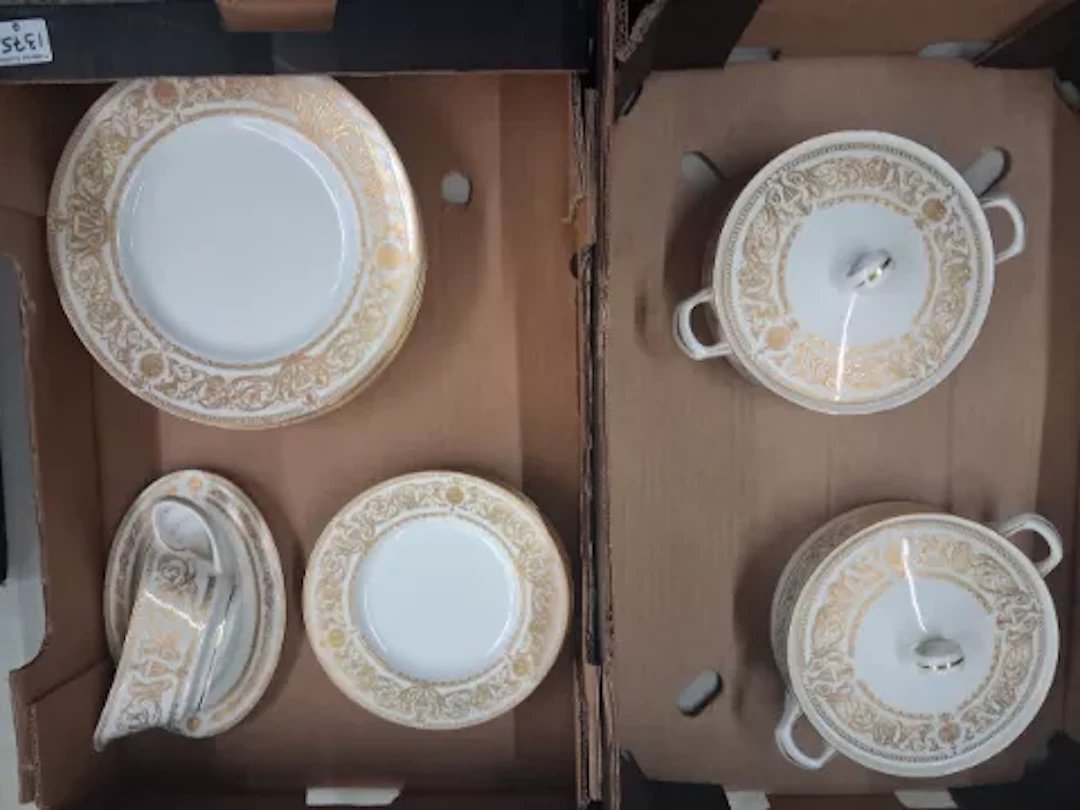 Royal Worcester dinnerware in the Hyde Park pattern, 6 dinner plates