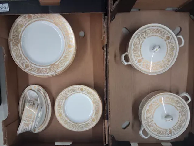 Royal Worcester dinnerware in the Hyde Park pattern, 6 dinner plates