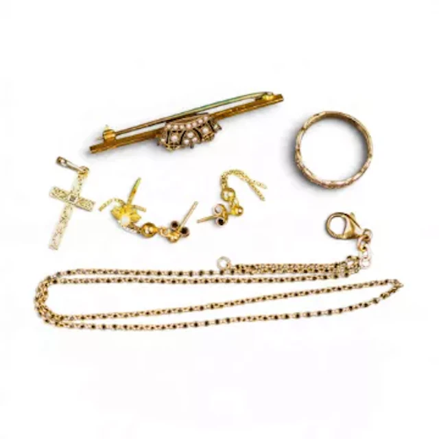 A collection of 9ct gold jewellery including necklace, earrings, ring
