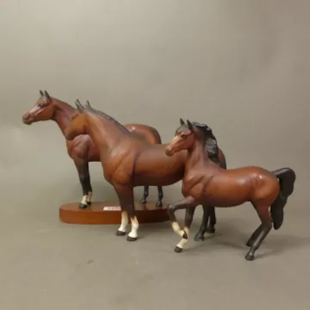 Three Beswick matt brown horses, Thoroughbred Stallion on a wooden