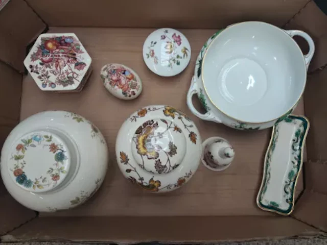 Mixed named ceramics to include Mason's ginger jars and lidded boxes