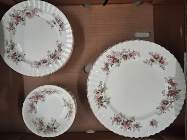 Royal Albert Lavender Rose pattern dinnerware, 6 dinner plates, 6