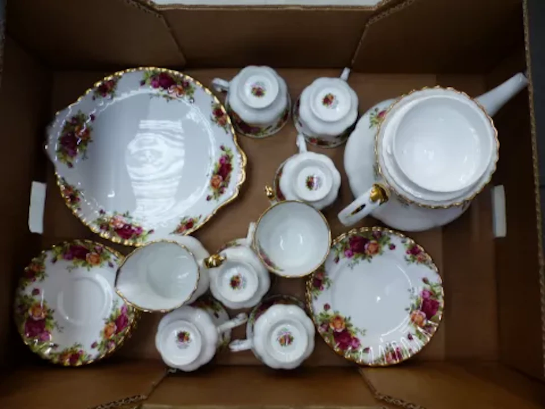 Royal Albert Old Country Roses pattern 22 piece tea set, teapot, cake