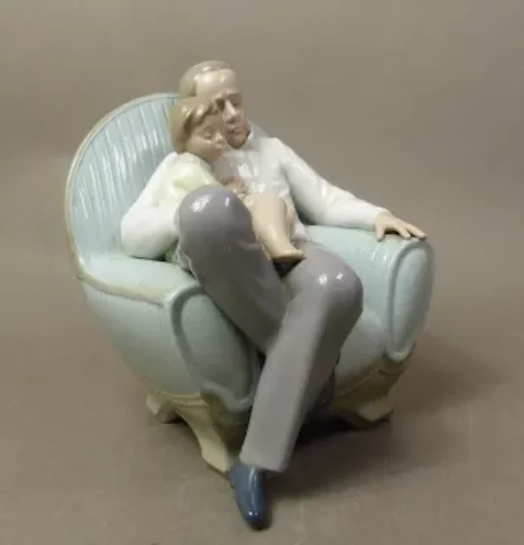Nao figural group depicting a grandfather and granddaughter in an