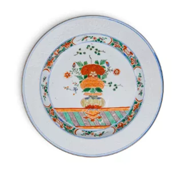 An Chinese porcelain dish/plate, Kangxi period, decorated in the Famille