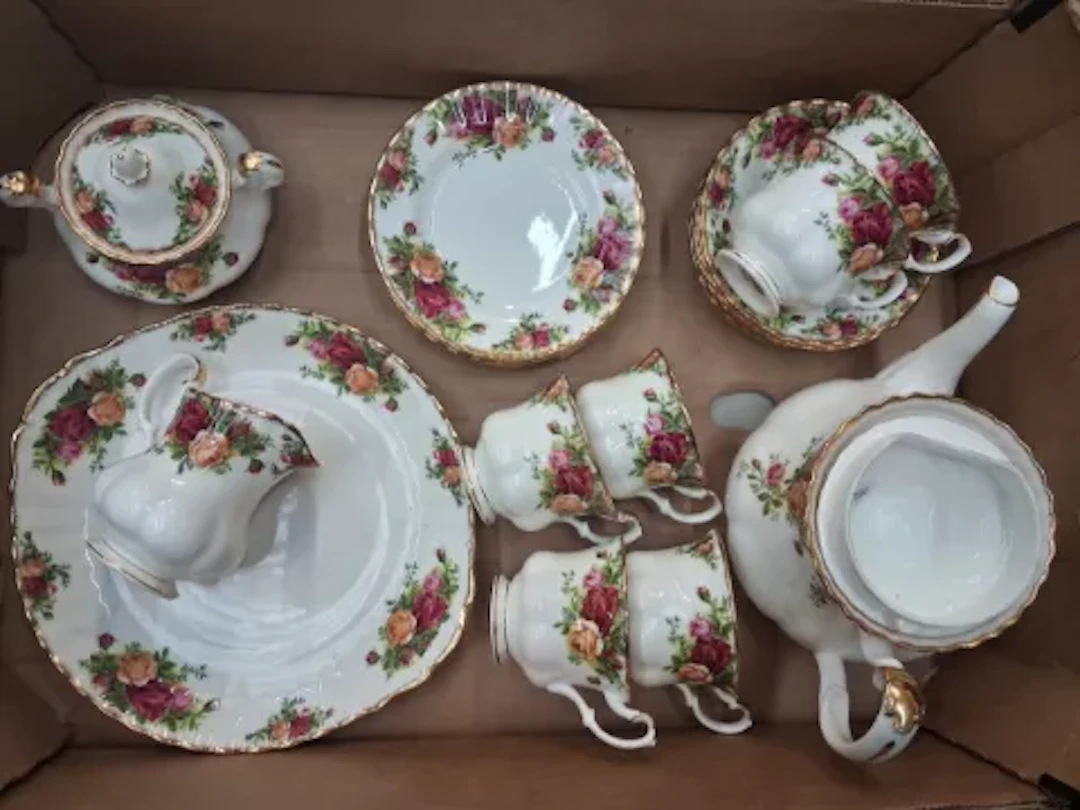 Royal Albert Old Country Roses pattern 22pc tea set, teapot, 6 trios