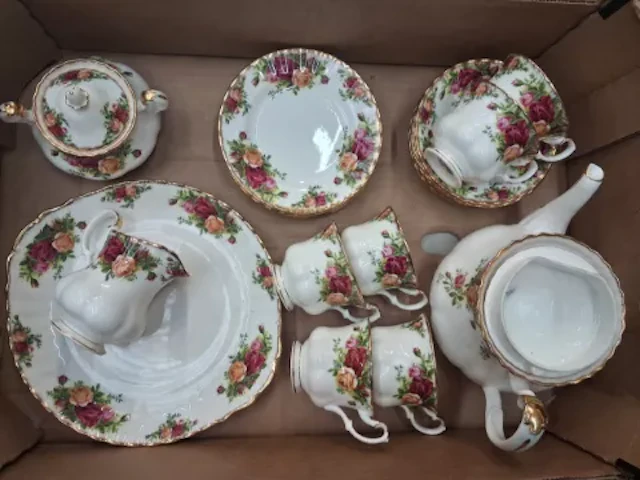 Royal Albert Old Country Roses pattern 22pc tea set, teapot, 6 trios