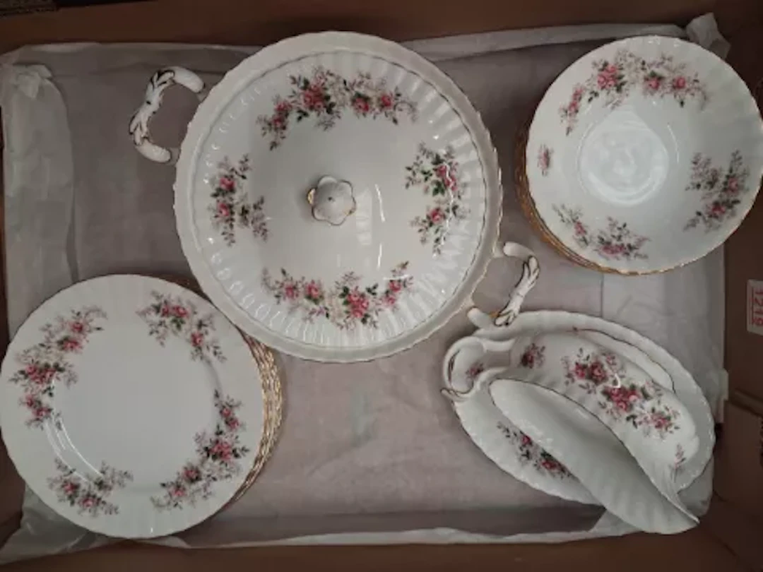 Royal Albert Lavender Rose pattern dinnerware, 1 lidded tureen, 6