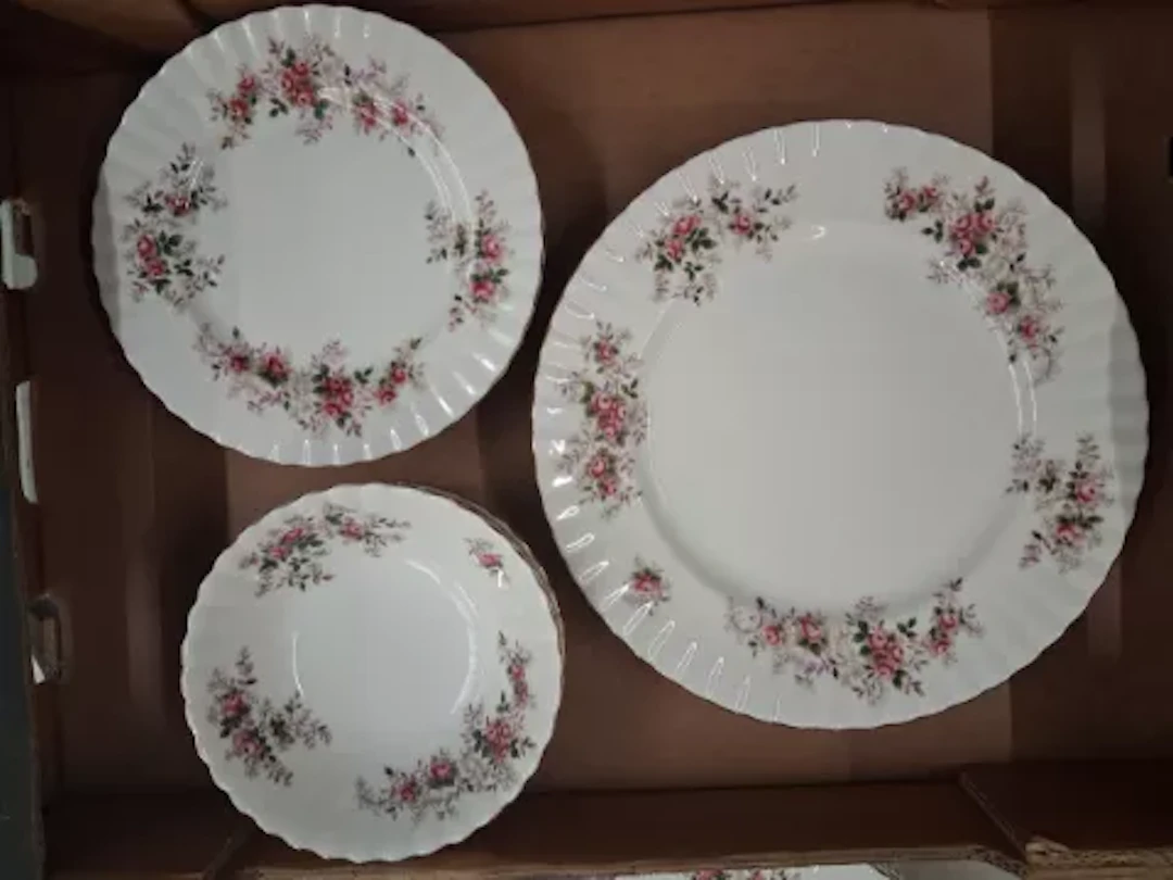 Royal Albert Lavender Rose pattern dinnerware, 6 dinner plates, 6