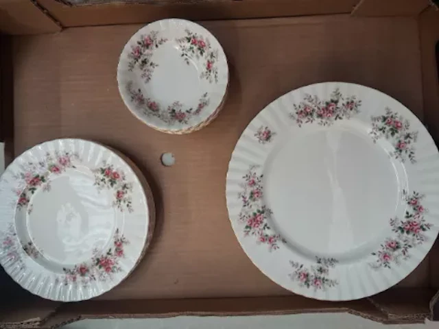 Royal Albert Lavender Rose pattern dinnerware, 6 dinner plates, 6