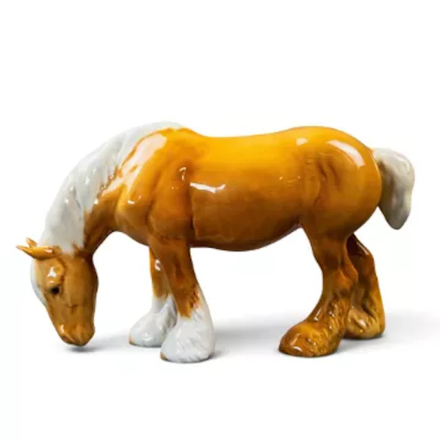 Beswick grazing shire, model no 1050, in Palomino gloss, h.13.5cm.