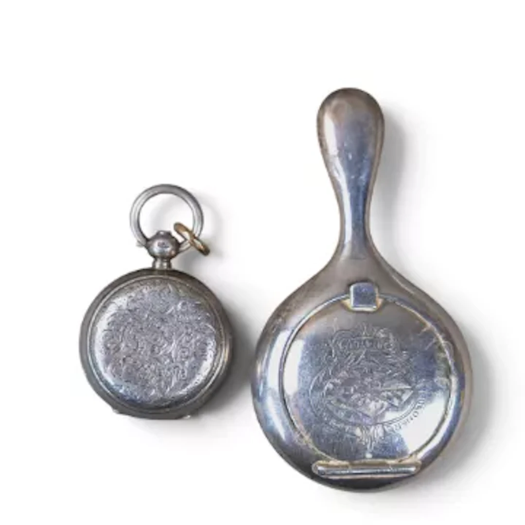 Hallmarked silver sovereign case (slightly dented), together with