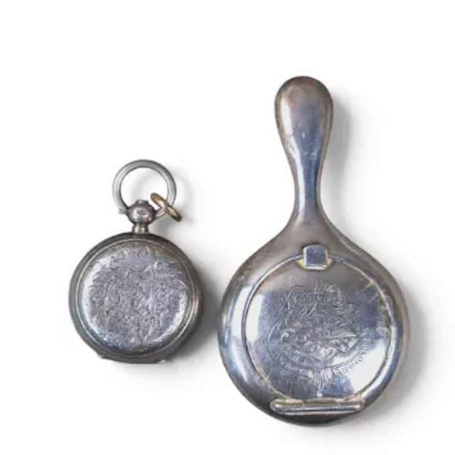 Hallmarked silver sovereign case (slightly dented), together with