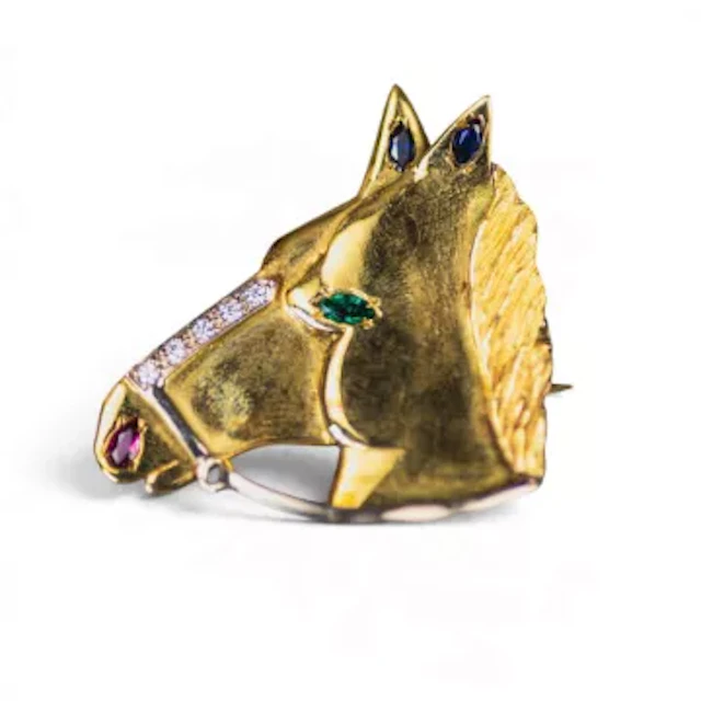 Yellow metal horses head pendant, set with diamonds, sapphires, emerald