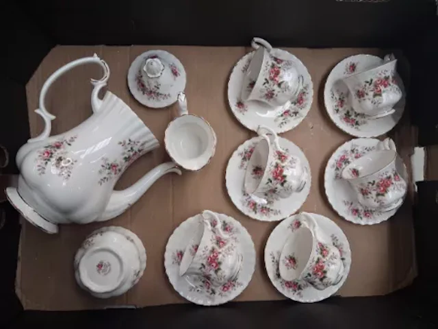 Royal Albert Lavender Rose pattern 15 piece coffee set (1 tray).