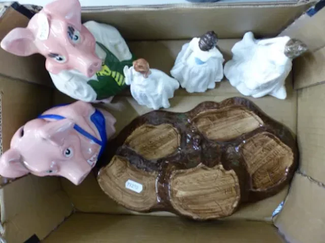Mixed named ceramics to include a Beswick tree stump display stand