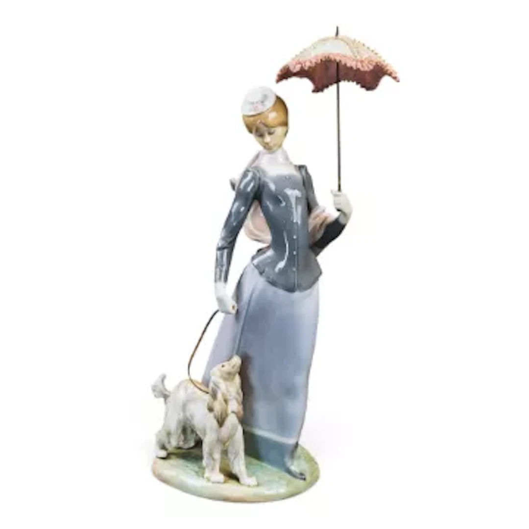 Lladro Porcelain figure 'Lady with Shawl' model no.4914, depicting