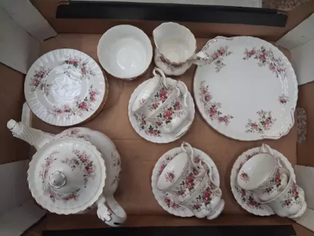 Royal Albert Lavender Rose pattern 22 piece tea set (1 tray).