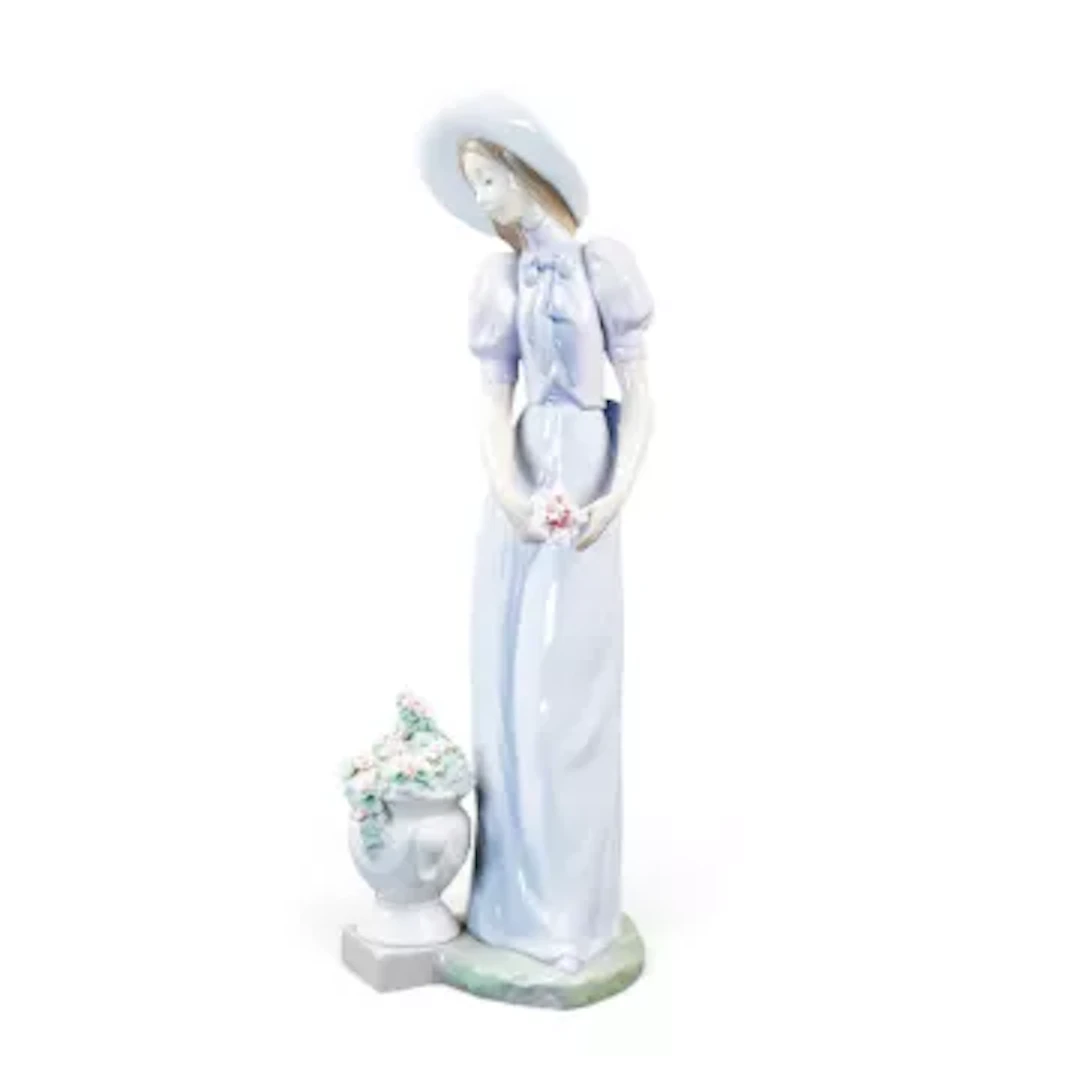 Lladro porcelain figurine 'Blossom of the Heart' model no.6782 a graceful