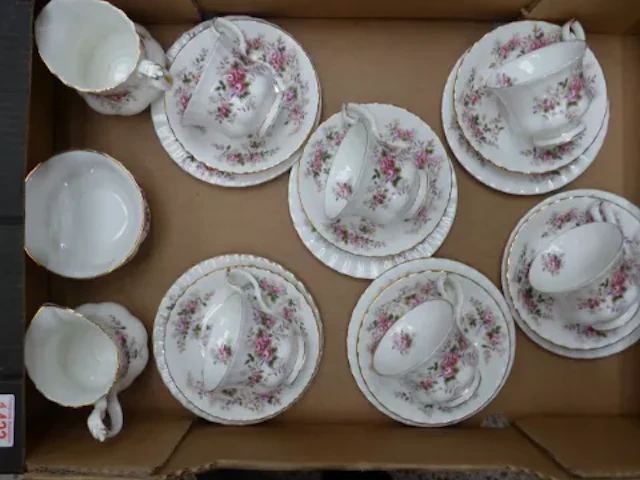 Royal Albert Lavender Rose tea ware, 6 tea trios, 2 milk jugs and