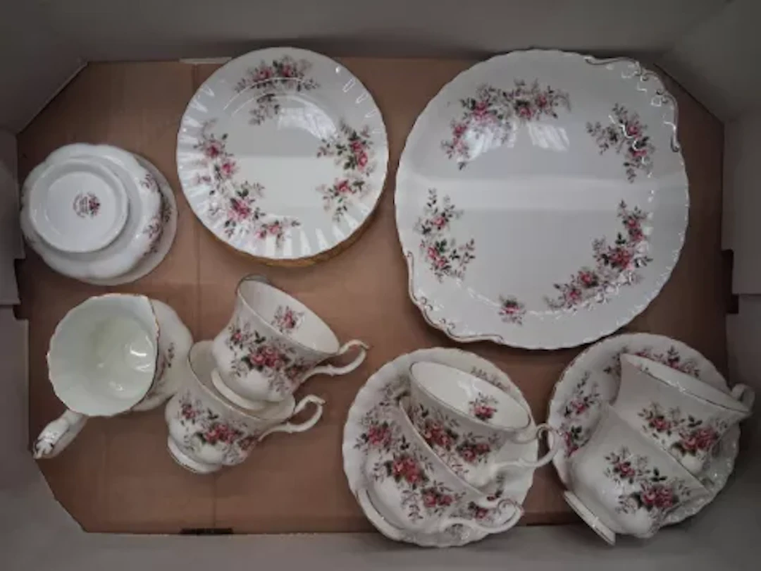 Royal Albert Lavender Rose pattern 21 piece tea set (1 tray).