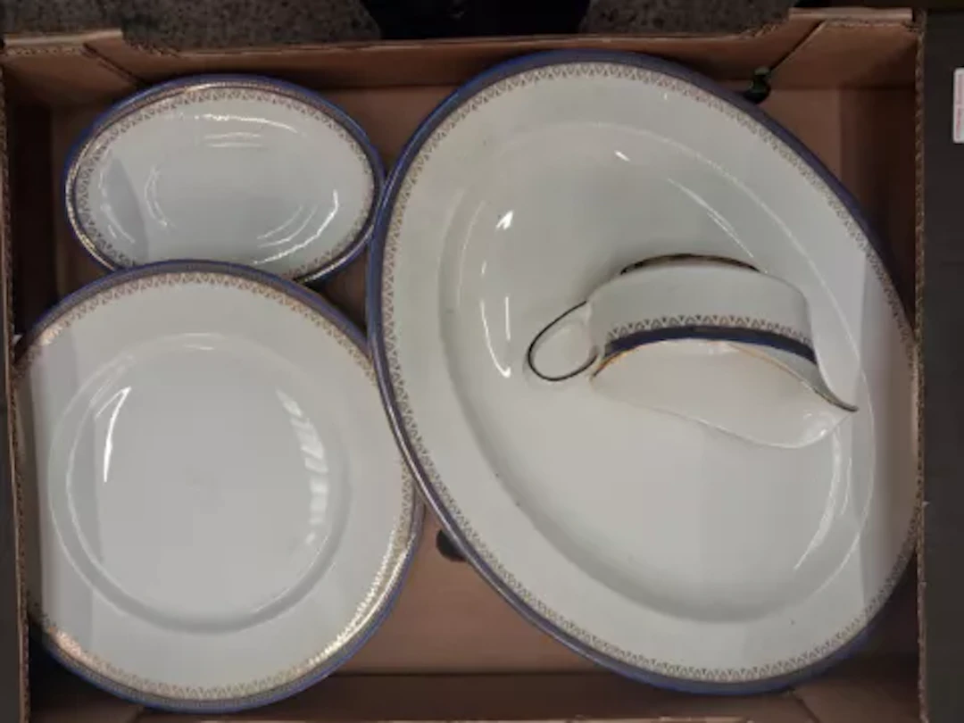Paragon Sandringham pattern dinnerware, 6 dinner plates, an oval platter