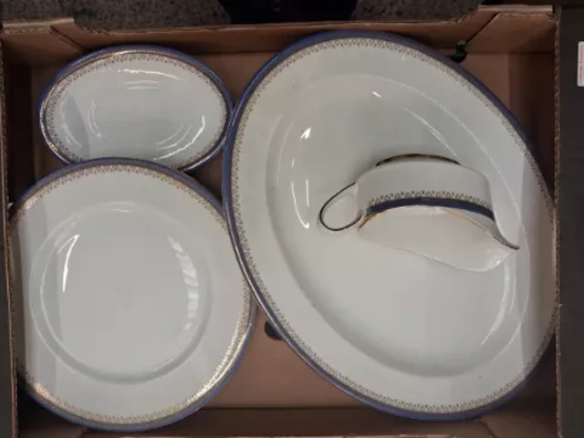 Paragon Sandringham pattern dinnerware, 6 dinner plates, an oval platter