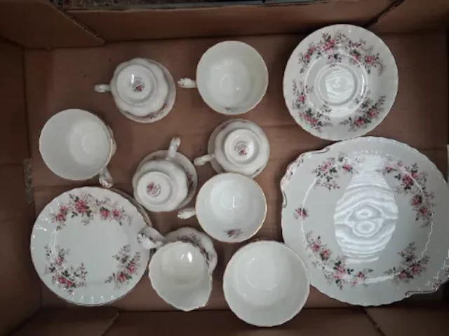 Royal Albert Lavender Rose pattern 21 piece tea set (1 tray).