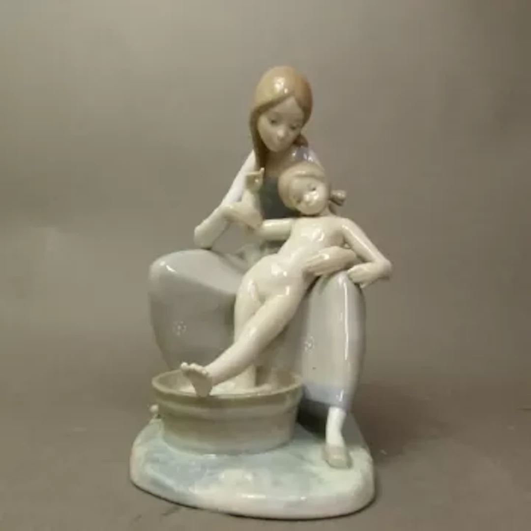 Lladro figurine Bathing the Girl model no 4890, height 25cm.