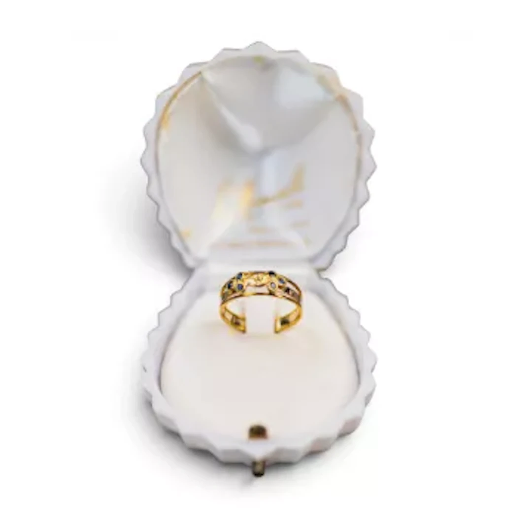 18ct gold ring, set with yellow & blue sapphires, size P, 2.6g.
