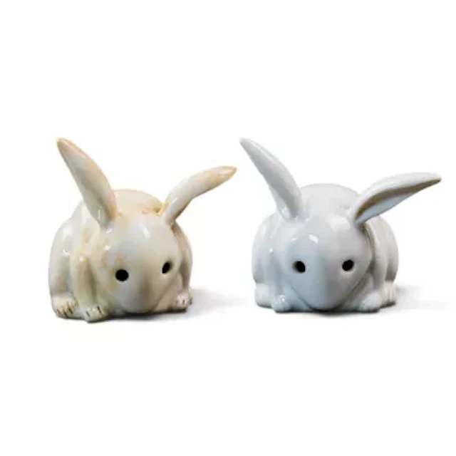 Two Bernard Moore white rabbit models, height 7cm (2)