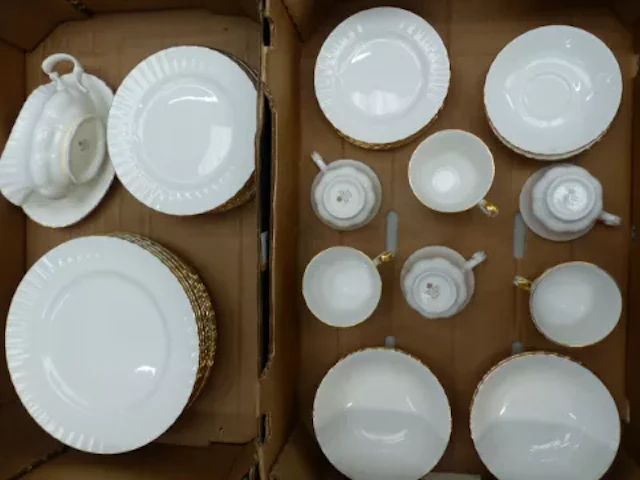 Royal Albert tea and dinner ware in the Val D'or pattern, 10 dinner