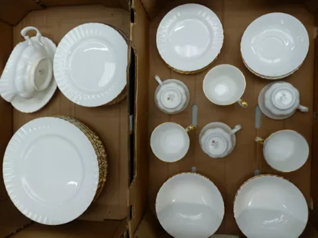 Royal Albert tea and dinner ware in the Val D'or pattern, 10 dinner