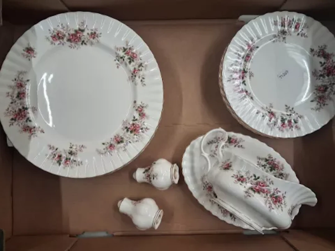 Royal Albert Lavender Rose pattern dinnerware, 6 dinner plates, 6