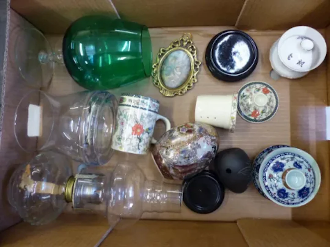 A mixed collection of items to include a clear glass oil lamp, Satsuma