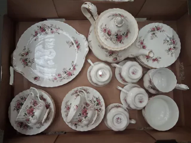 Royal Albert Lavender Rose pattern 22 piece tea set (1 tray).