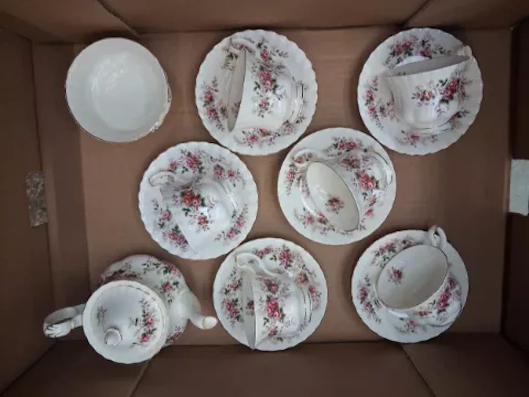 Royal Albert Lavender Rose pattern tea ware, 6 tea cups, 6 saucers