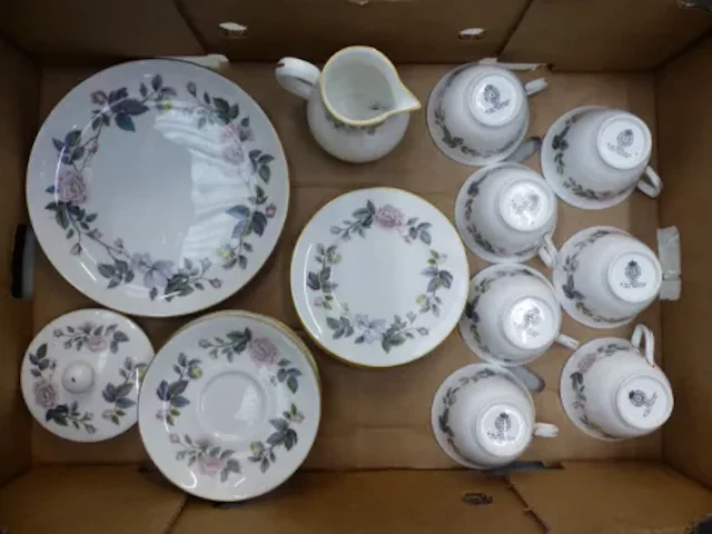 Royal Worcester tea set in the June Garland pattern, 1 cake plate