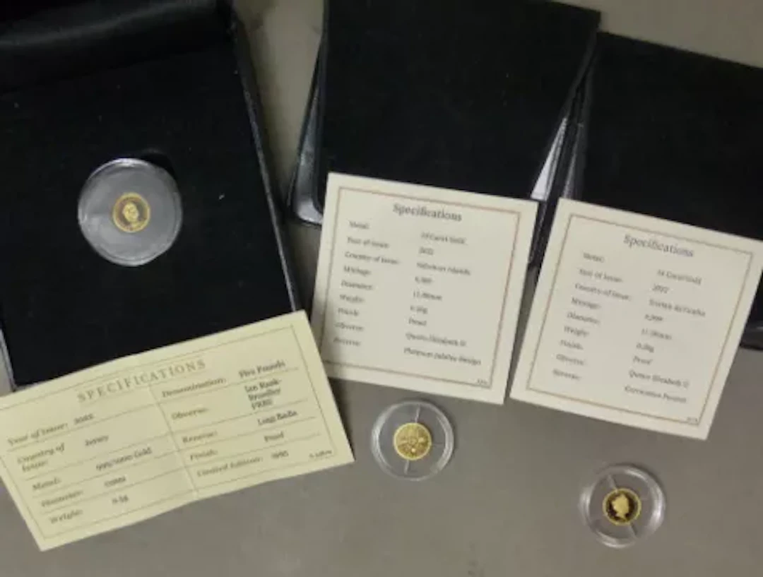 Three 0.5g gold proof coins, 999.9/24ct 1.5g in total, each coin in