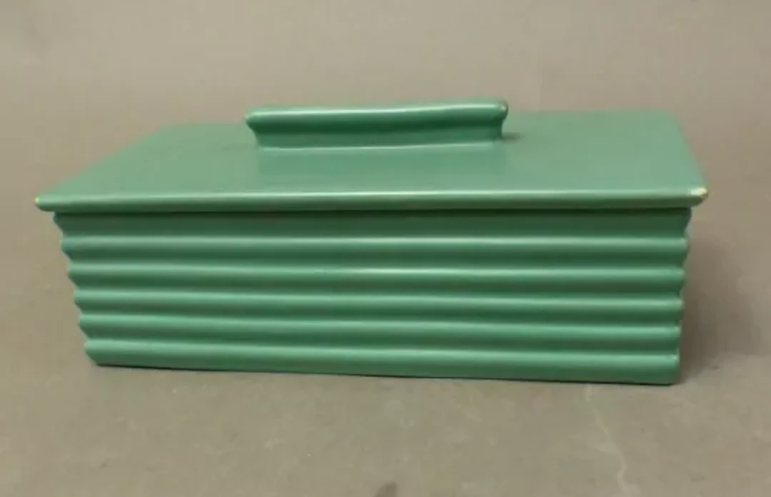 A Keith Murray for Wedgwood Art Deco lidded cigarette box in a matte