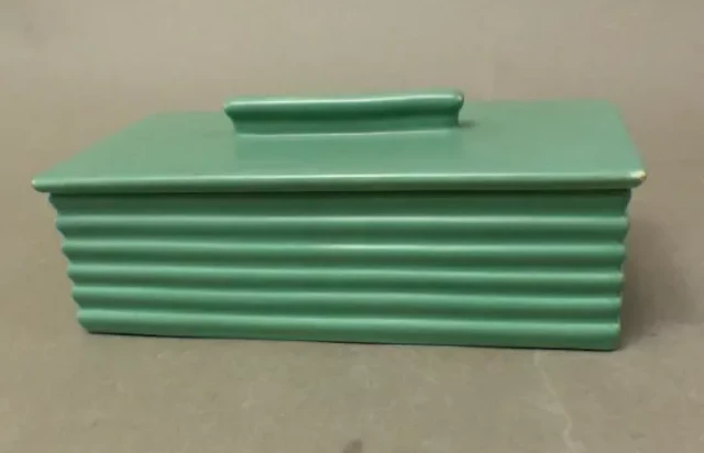 A Keith Murray for Wedgwood Art Deco lidded cigarette box in a matte