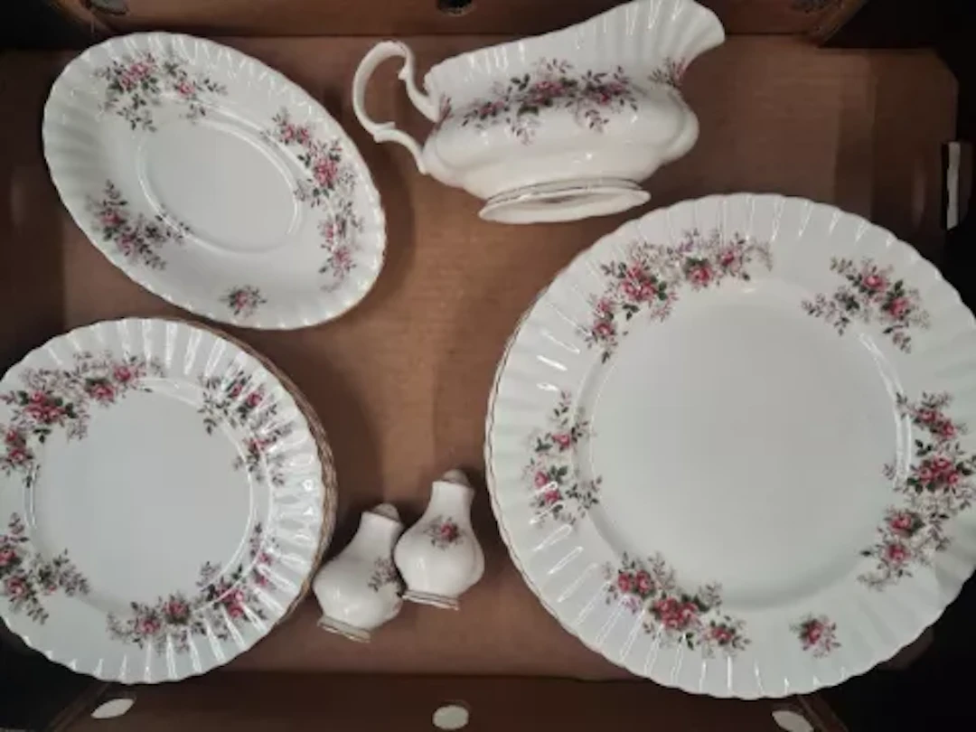 Royal Albert Lavender Rose pattern dinnerware, 6 dinner plates, 6