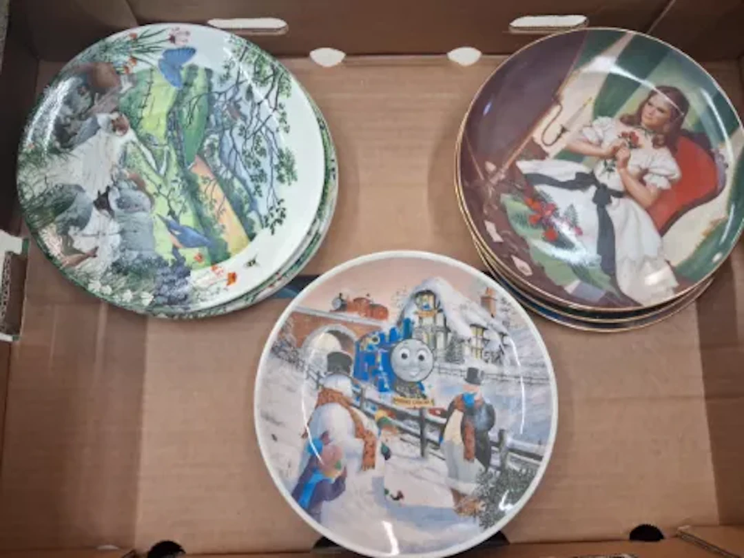 A collection of 17 decorative wall plates, including Wedgwood and