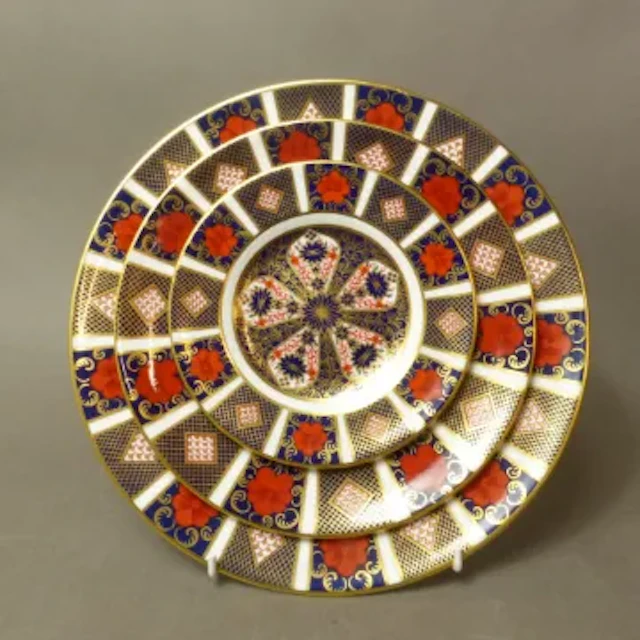 Graduated trio of Royal Crown Derby Old Imari 1128 pattern cabinet