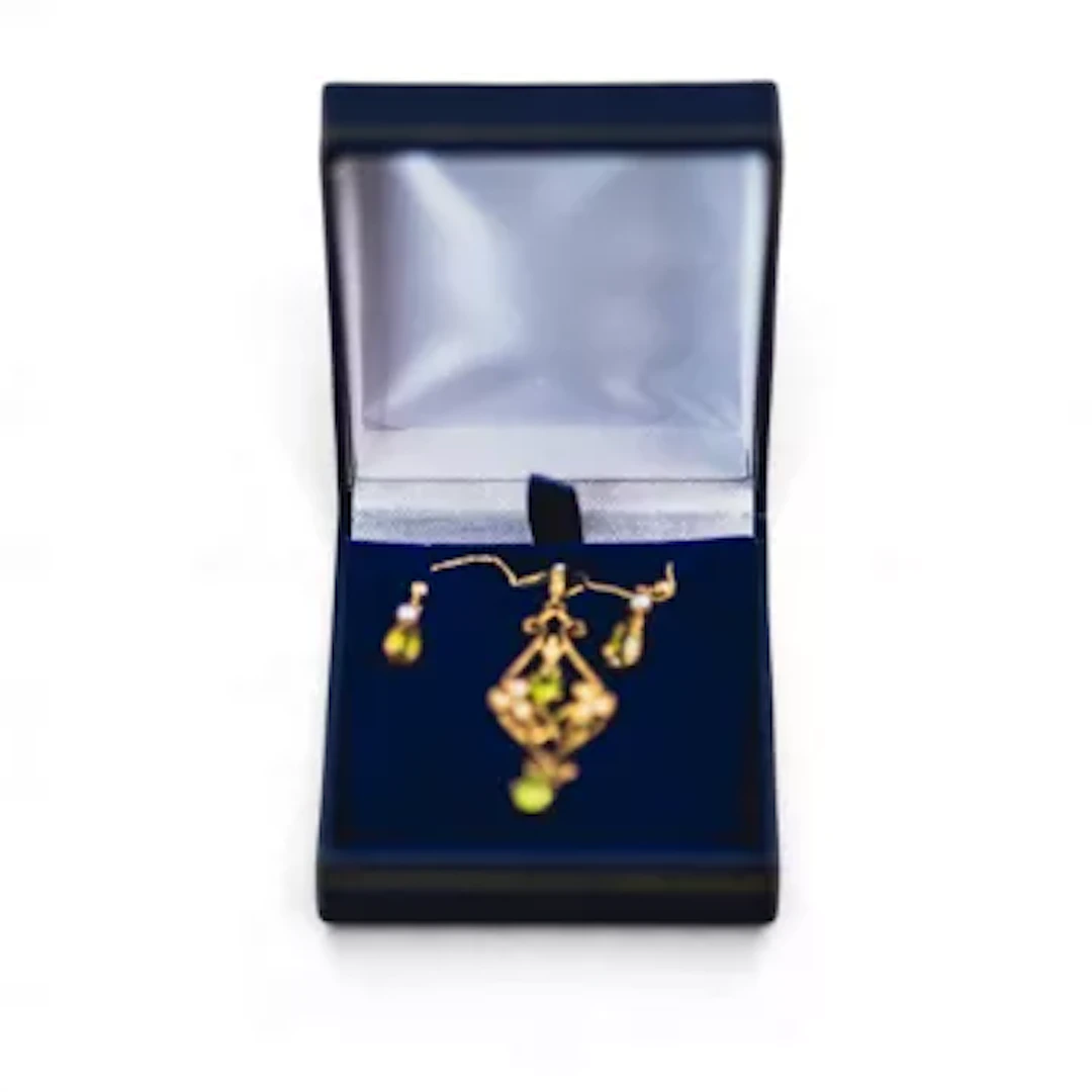 9K gold peridot & seed pearls pendant, chain and similar earrings. 4.32g.
