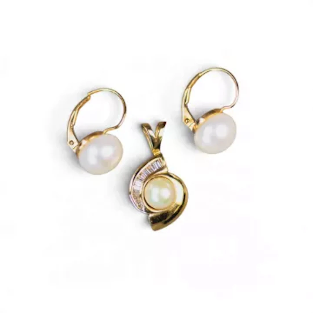 14ct pearl & diamond pendant with pair of 14ct pearl earrings, 5.9g. (3)