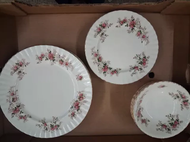 Royal Albert Lavender Rose pattern dinnerware, 6 dinner plates, 6