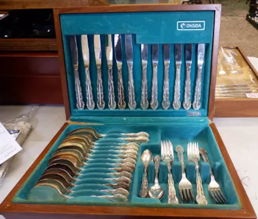 Oneida silver plated canteen of cutlery, appears complete.